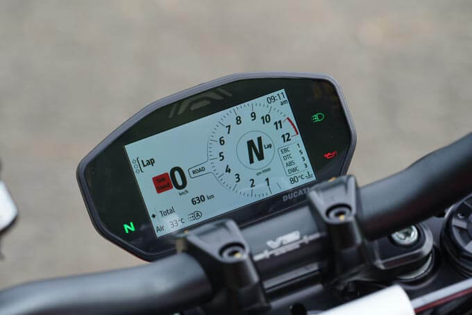 ドゥカティのストリートファイターV2を試乗インプレッション！スーパーバイクの血統を受け継ぐサラブレッド14画像