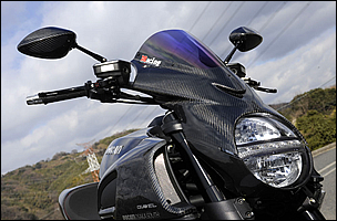 綾織りカーボンとスーパーコートタイプのスクリーンを組み合わせたバイザースクリーン。50 ミリ長いロングタイプスクリーンもラインナップされている。