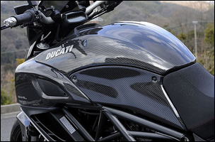 タンクカバー、サイドカバー、エアダクトカバーといった大きな面がカーボンで統一されていると、見た目の効果も高まる。