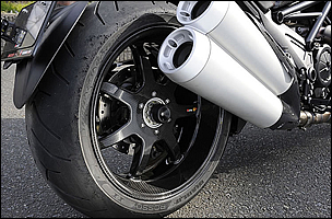 カーボンホイールの重量は、フロント （3.5×17） ＝ 3.2キロ、リア （8.5×17） ＝ 4.55キロ。純正アルミホイールが、フロント （3.5×17） ＝ 5.65キロ、リア （8.0×17） ＝ 6.85キロだから、前後ともに２キロ強の軽量化につながる。