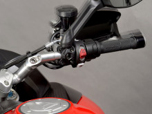 ドゥカティを知り尽くしたアエラが手掛けた可変ハンドルの画像