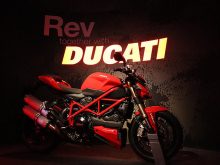 #009 渋谷のクラブに “跨がり可能な DUCATI” 出現の画像