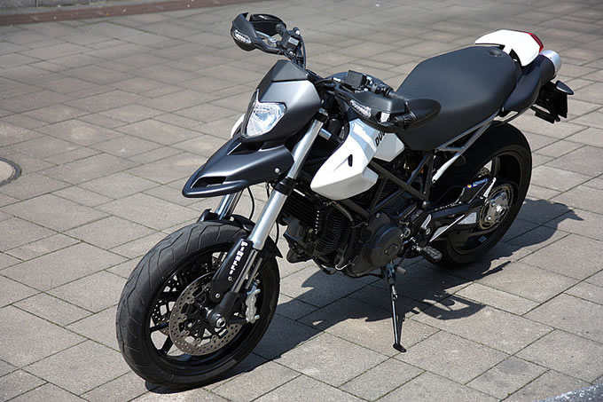 試乗インプレ【予告編】ハイパーモタード796 トピックス | バージン