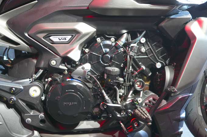 【DUCATI ニューXDiavel V4プレス発表会】この世で最高に超絶エキサイトなクルーザー、V4エンジンを備え大きく生まれ変わる！！　08画像