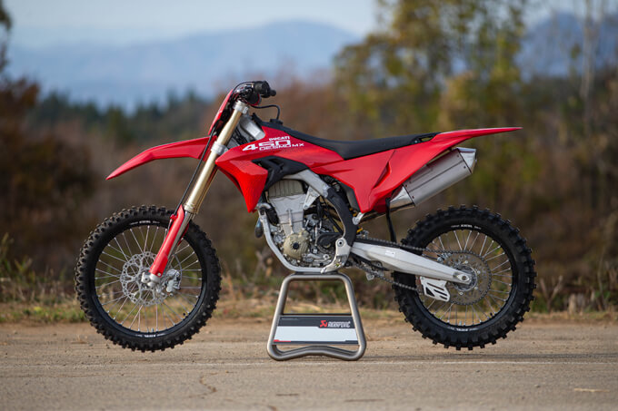 【ドゥカティ デスモ450MX 試乗記】MotoGPの遺伝子が土煙を上げる、異次元の高回転型モトクロッサードゥカティDESMO450MX 06画像