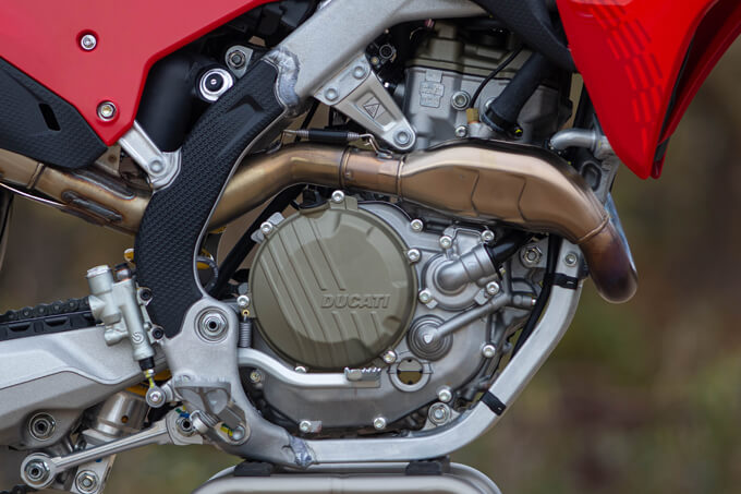 【ドゥカティ デスモ450MX 試乗記】MotoGPの遺伝子が土煙を上げる、異次元の高回転型モトクロッサードゥカティDESMO450MX 09画像