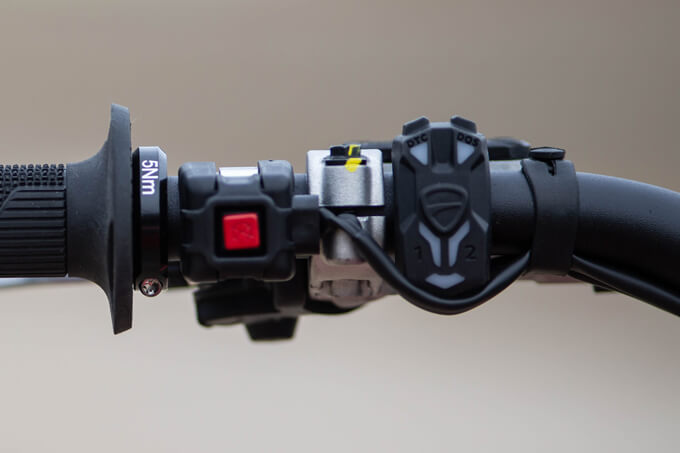 【ドゥカティ デスモ450MX 試乗記】MotoGPの遺伝子が土煙を上げる、異次元の高回転型モトクロッサードゥカティDESMO450MX 12画像