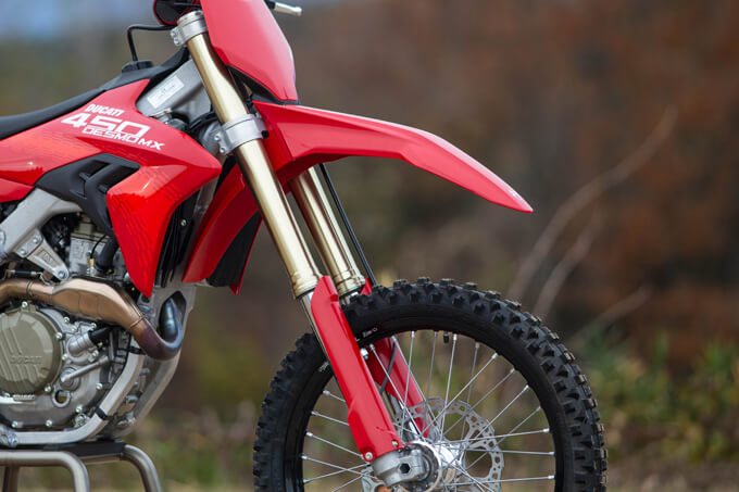 【ドゥカティ デスモ450MX 試乗記】MotoGPの遺伝子が土煙を上げる、異次元の高回転型モトクロッサードゥカティDESMO450MX 13画像