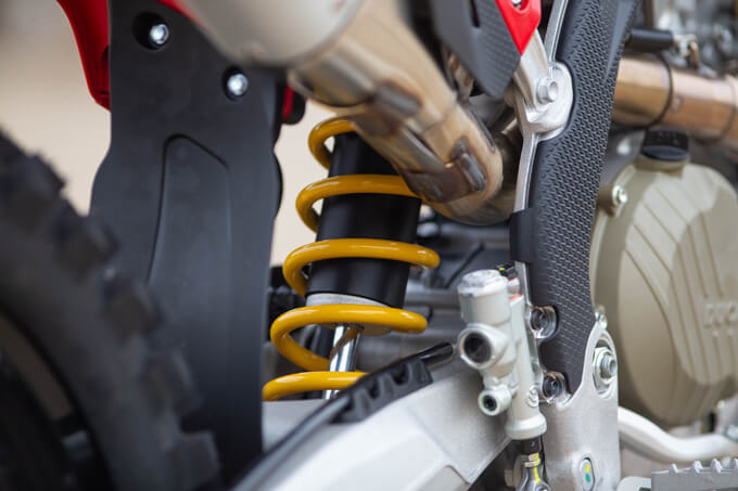 【ドゥカティ デスモ450MX 試乗記】MotoGPの遺伝子が土煙を上げる、異次元の高回転型モトクロッサードゥカティDESMO450MX 14画像