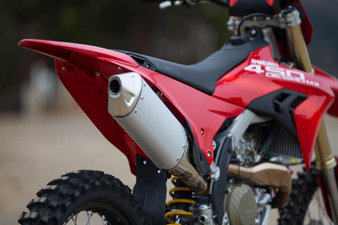 【ドゥカティ デスモ450MX 試乗記】MotoGPの遺伝子が土煙を上げる、異次元の高回転型モトクロッサードゥカティDESMO450MX 16画像