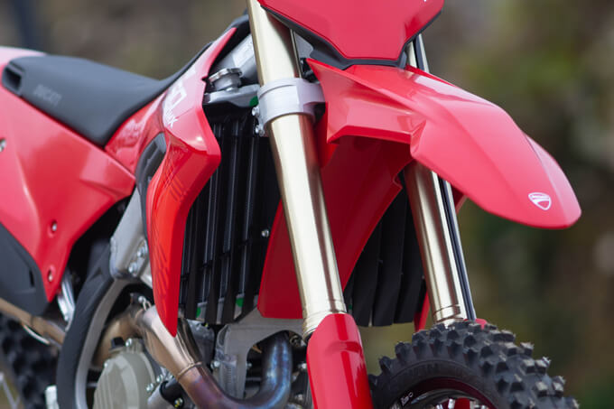 【ドゥカティ デスモ450MX 試乗記】MotoGPの遺伝子が土煙を上げる、異次元の高回転型モトクロッサードゥカティDESMO450MX 17画像