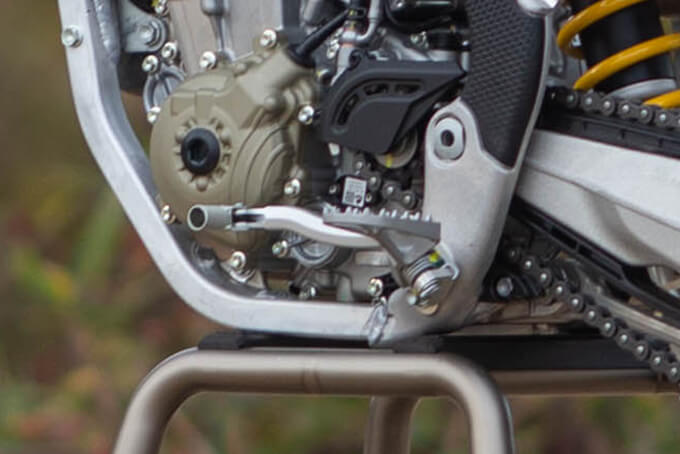 【ドゥカティ デスモ450MX 試乗記】MotoGPの遺伝子が土煙を上げる、異次元の高回転型モトクロッサードゥカティDESMO450MX 18画像