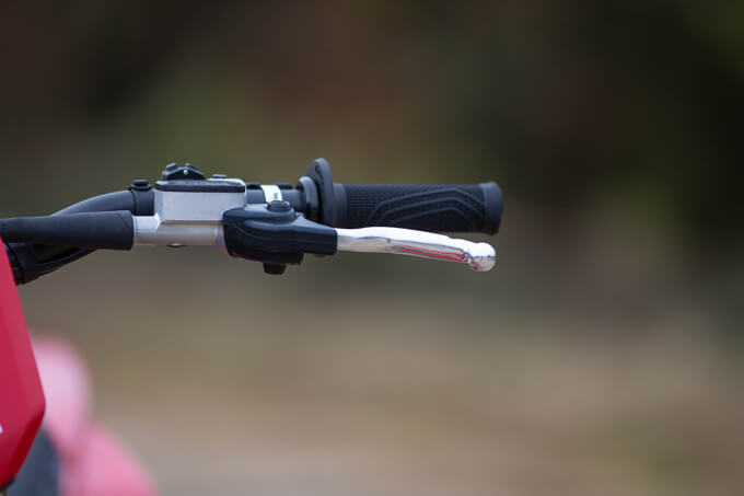 【ドゥカティ デスモ450MX 試乗記】MotoGPの遺伝子が土煙を上げる、異次元の高回転型モトクロッサードゥカティDESMO450MX 20画像