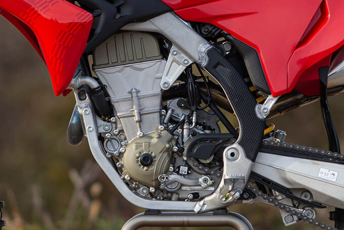 【ドゥカティ デスモ450MX 試乗記】MotoGPの遺伝子が土煙を上げる、異次元の高回転型モトクロッサードゥカティDESMO450MX 21画像