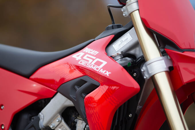 【ドゥカティ デスモ450MX 試乗記】MotoGPの遺伝子が土煙を上げる、異次元の高回転型モトクロッサードゥカティDESMO450MX 22画像