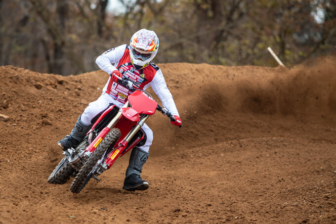 【ドゥカティ デスモ450MX 試乗記】MotoGPの遺伝子が土煙を上げる、異次元の高回転型モトクロッサードゥカティDESMO450MX メイン画像