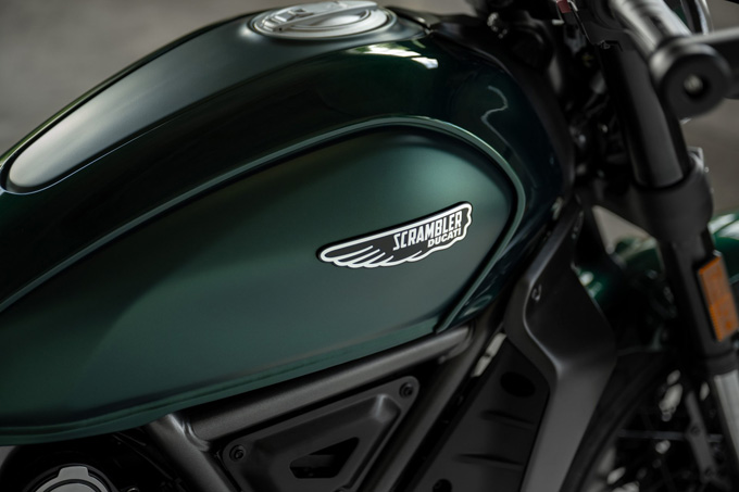 夜に映える上質。スクランブラー・ナイトシフトに新色“エメラルドグリーン”登場！！　02画像