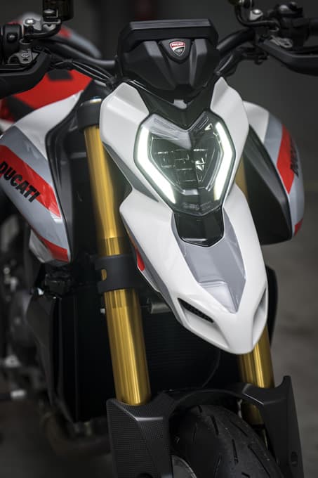 【ドゥカティ 新型ハイパーモタードV2 海外試乗記】新次元の自由を解き放つ“超過激”マシン 11画像