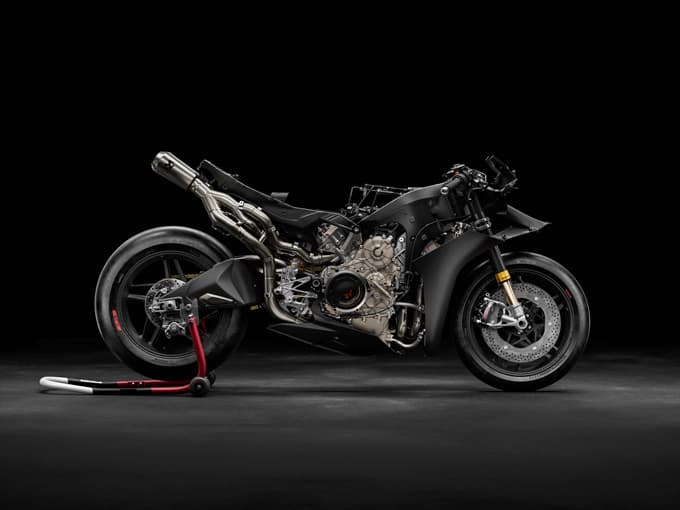 100年の頂点に立つ“究極”。スーパーレッジェーラV4 チェンテナリオ、500台限定で誕生！！　01画像