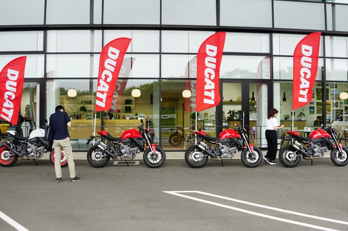 “【ドゥカティ・ニューモンスター発表試乗会レポート】 低い! 軽い! そして、めちゃ楽しい! メイン画像