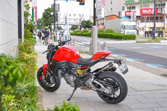 【ドゥカティ Monster+ 試乗記】革命的進化を続けながらも、受け継がれる揺るがぬ精神。美しく、軽快で、どこまでも楽しい。08画像