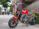 【ドゥカティ Monster + 試乗記】革命的進化を続けながらも、受け継がれる揺るがぬ精神。美しく、軽快で、どこまでも楽しい。
