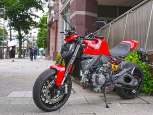 【ドゥカティ Monster + 試乗記】革命的進化を続けながらも、受け継がれる揺るがぬ精神。美しく、軽快で、どこまでも楽しい。